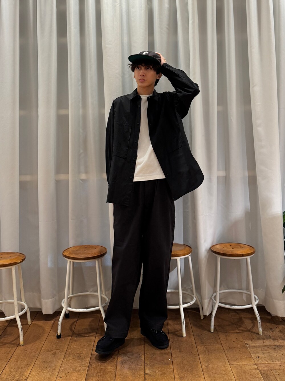 ブラック系のシャツ/ブラウス、ブラック系のその他パンツ、ブラック系のブーツを着用したメンズの秋コーディネートの2枚目の写真