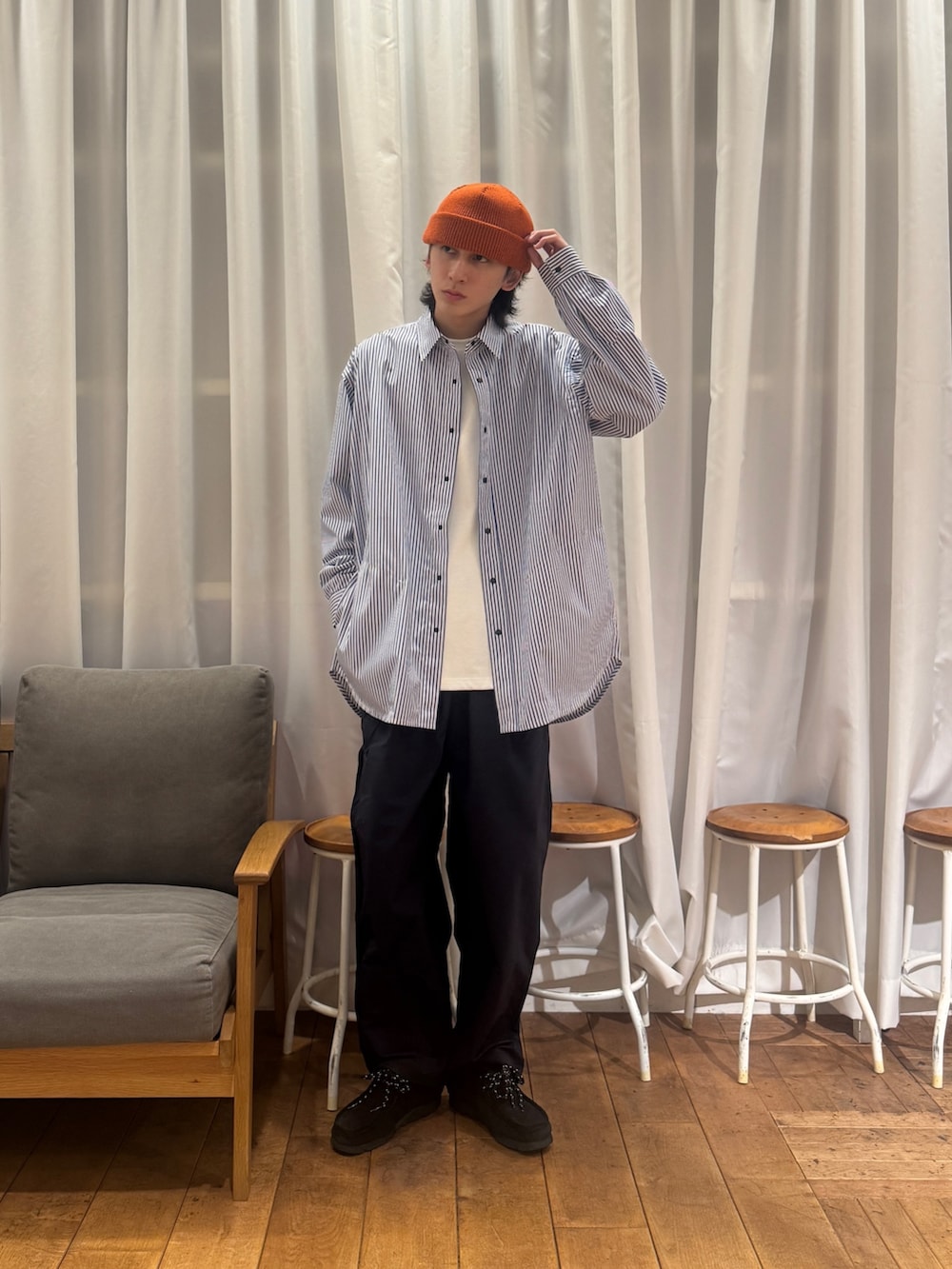 ブルー系のシャツ/ブラウス、ホワイト系のTシャツ/カットソー、ブラック系のブーツを着用したメンズの冬コーディネートの4枚目の写真