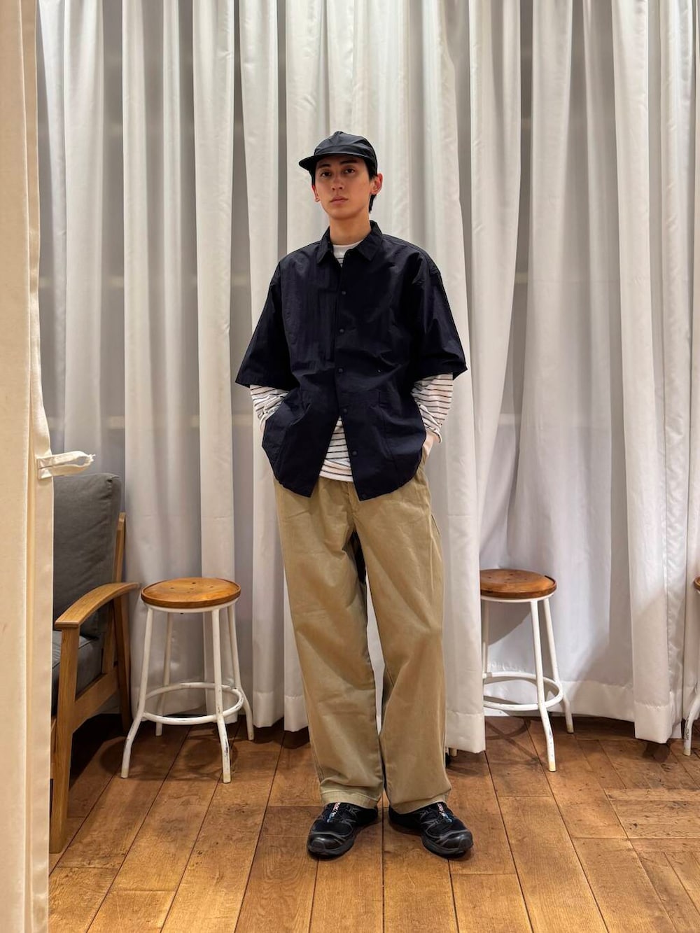 ベージュ系のその他パンツ、ホワイト系のTシャツ/カットソー、ブラック系のスニーカーを着用したメンズの春コーディネートの3枚目の写真