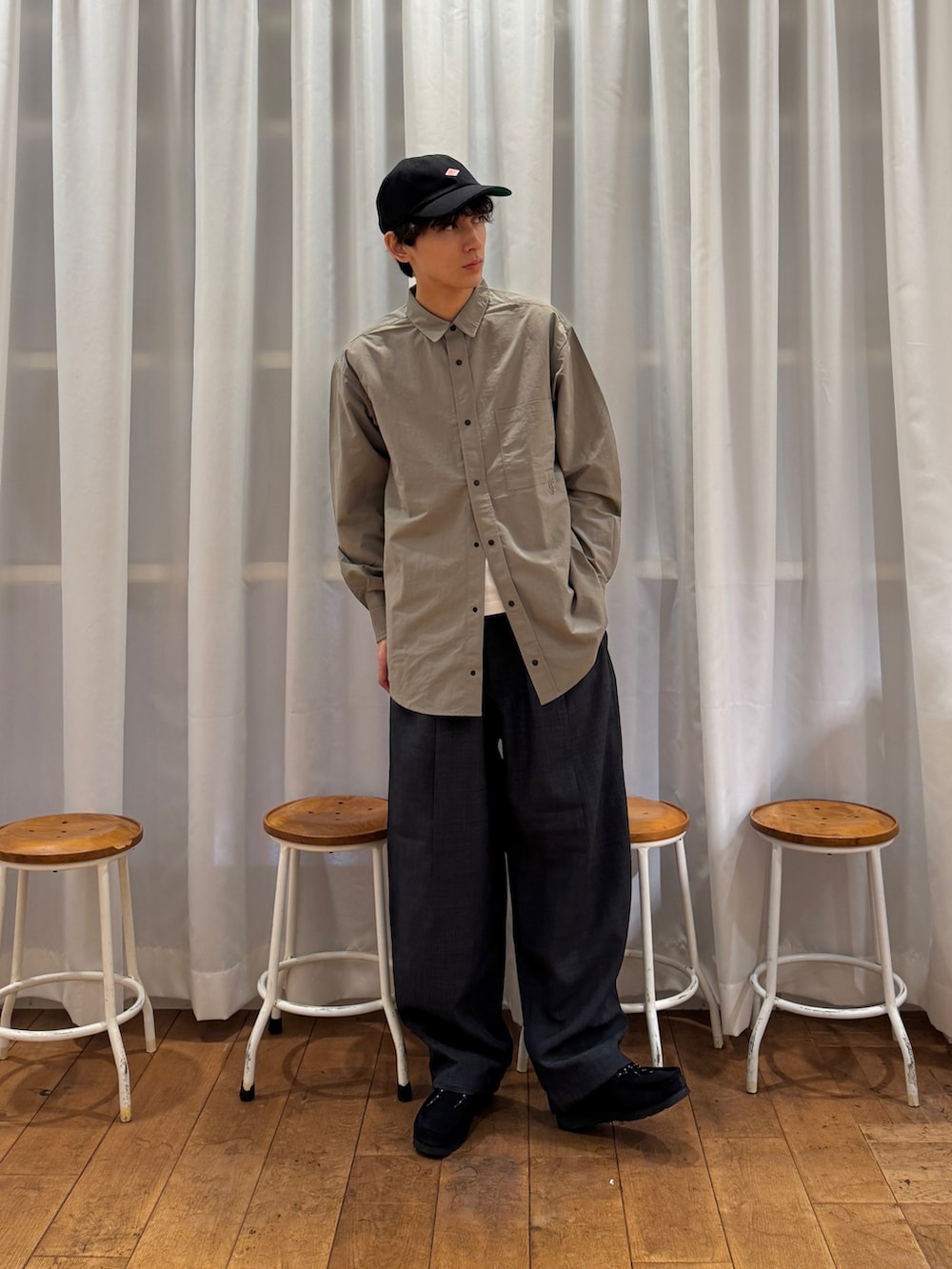 ベージュ系のシャツ/ブラウス、グレー系のその他パンツ、ブラック系のブーツを着用したメンズの秋コーディネートの3枚目の写真