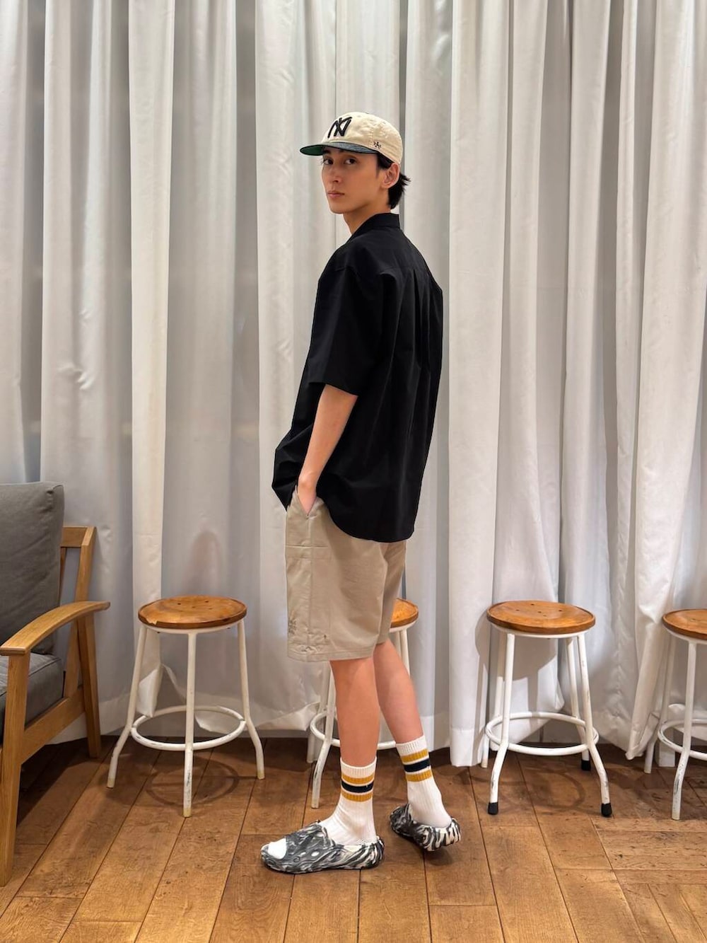 ブラック系のシャツ/ブラウス、ブラック系のサンダル、ベージュ系のその他パンツを着用したメンズの夏コーディネートの3枚目の写真