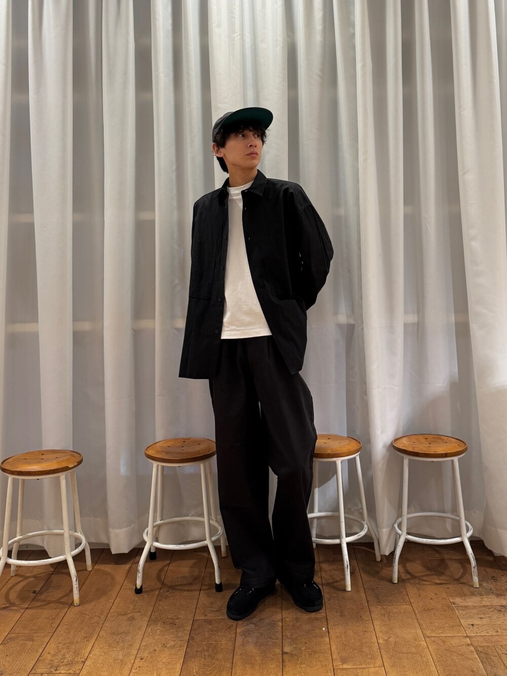 ブラック系のシャツ/ブラウス、ブラック系のその他パンツ、ブラック系のブーツを着用したメンズの秋コーディネートの7枚目の写真