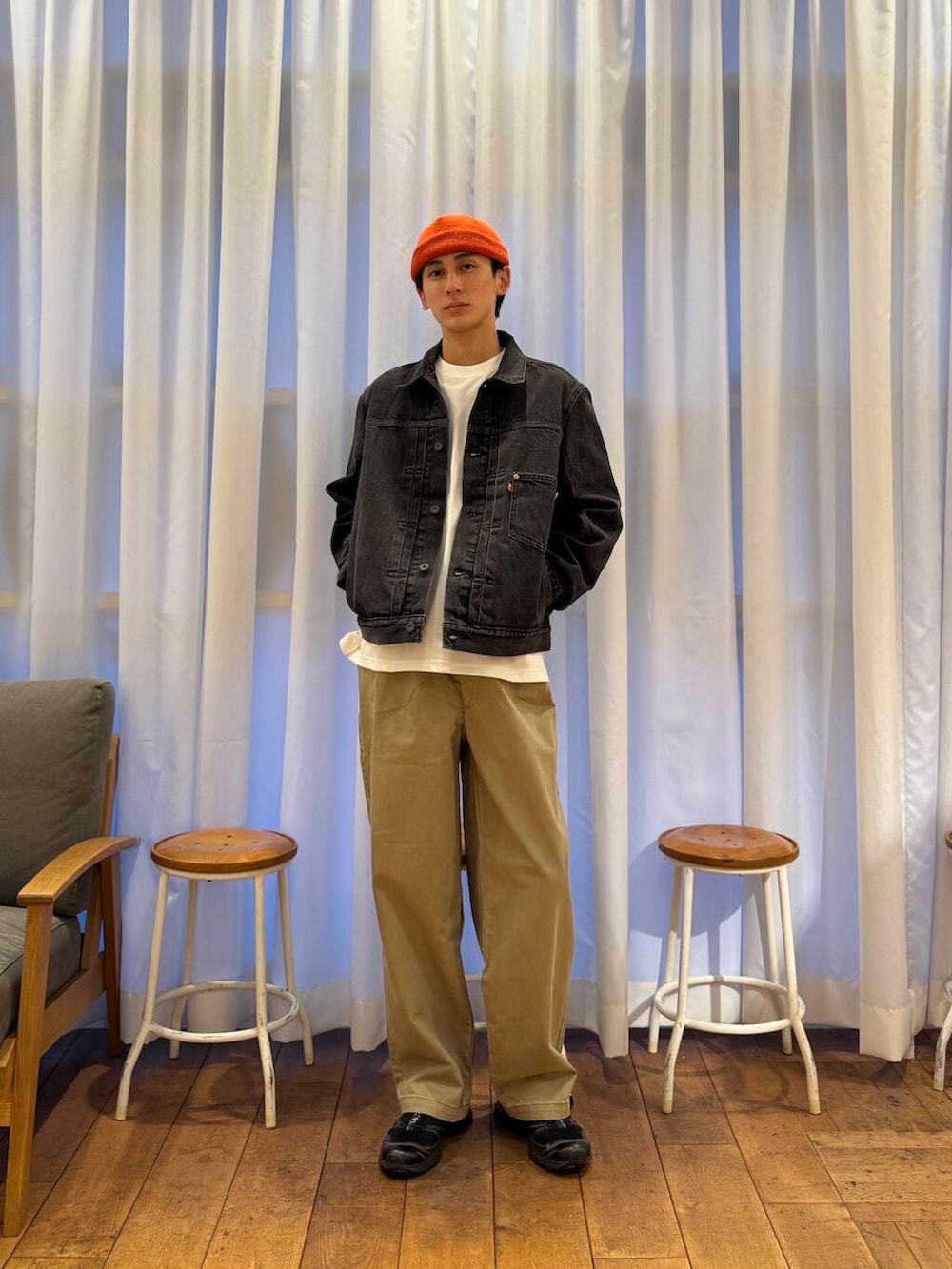 ベージュ系のその他パンツ、ホワイト系のTシャツ/カットソー、ブラック系のスニーカーを着用したメンズの春コーディネートの3枚目の写真