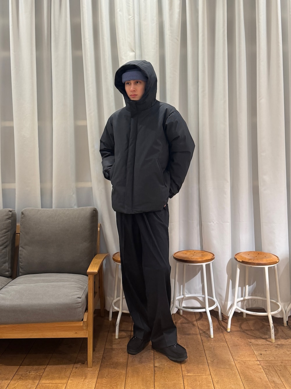 グレー系のダウンジャケット/コート、グレー系のTシャツ/カットソー、ブラック系のその他パンツを着用したメンズの冬コーディネートの4枚目の写真