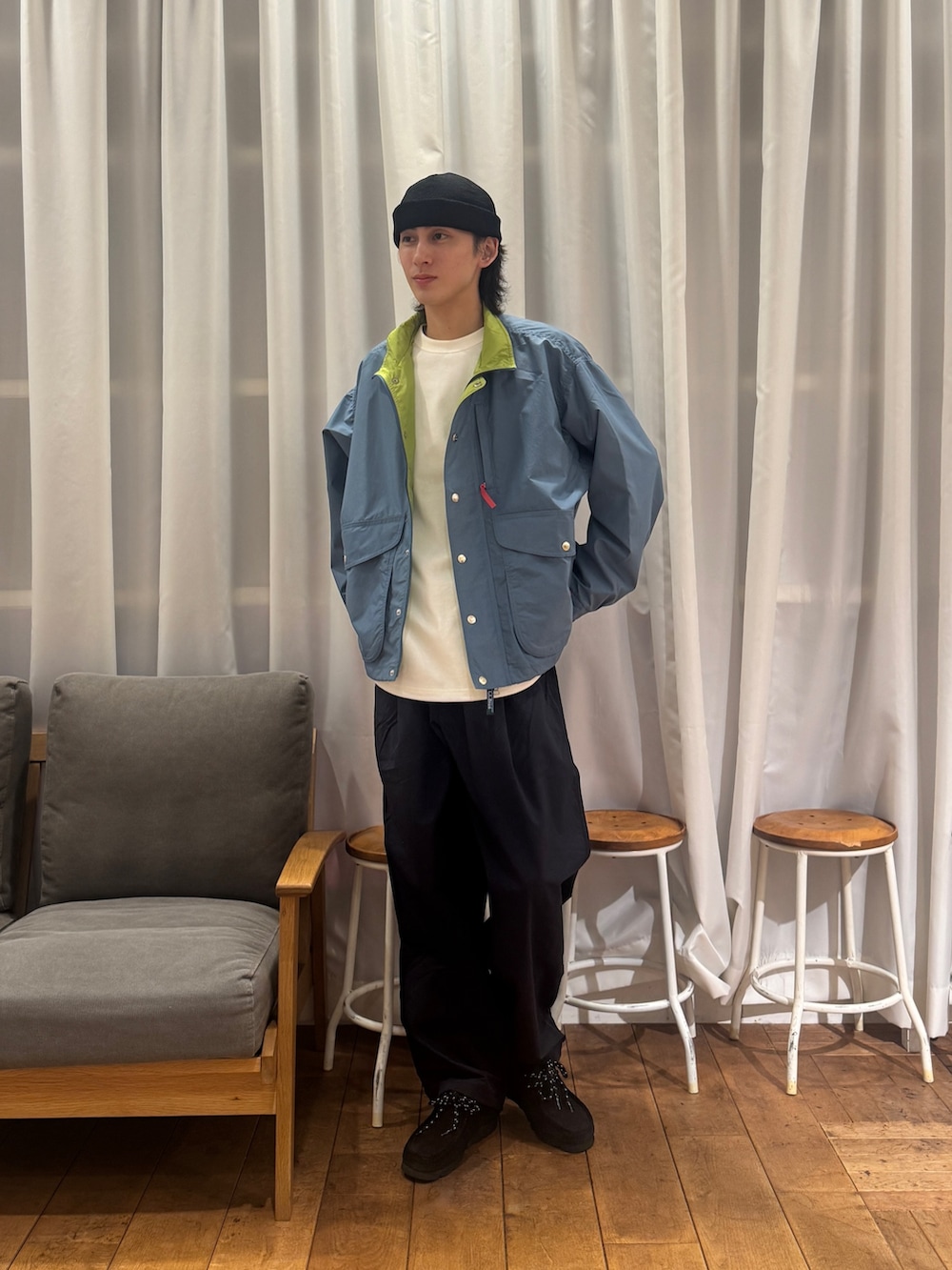 ブラック系のブーツ、ホワイト系のTシャツ/カットソー、ブルー系のその他パンツを着用したメンズの冬コーディネートの6枚目の写真