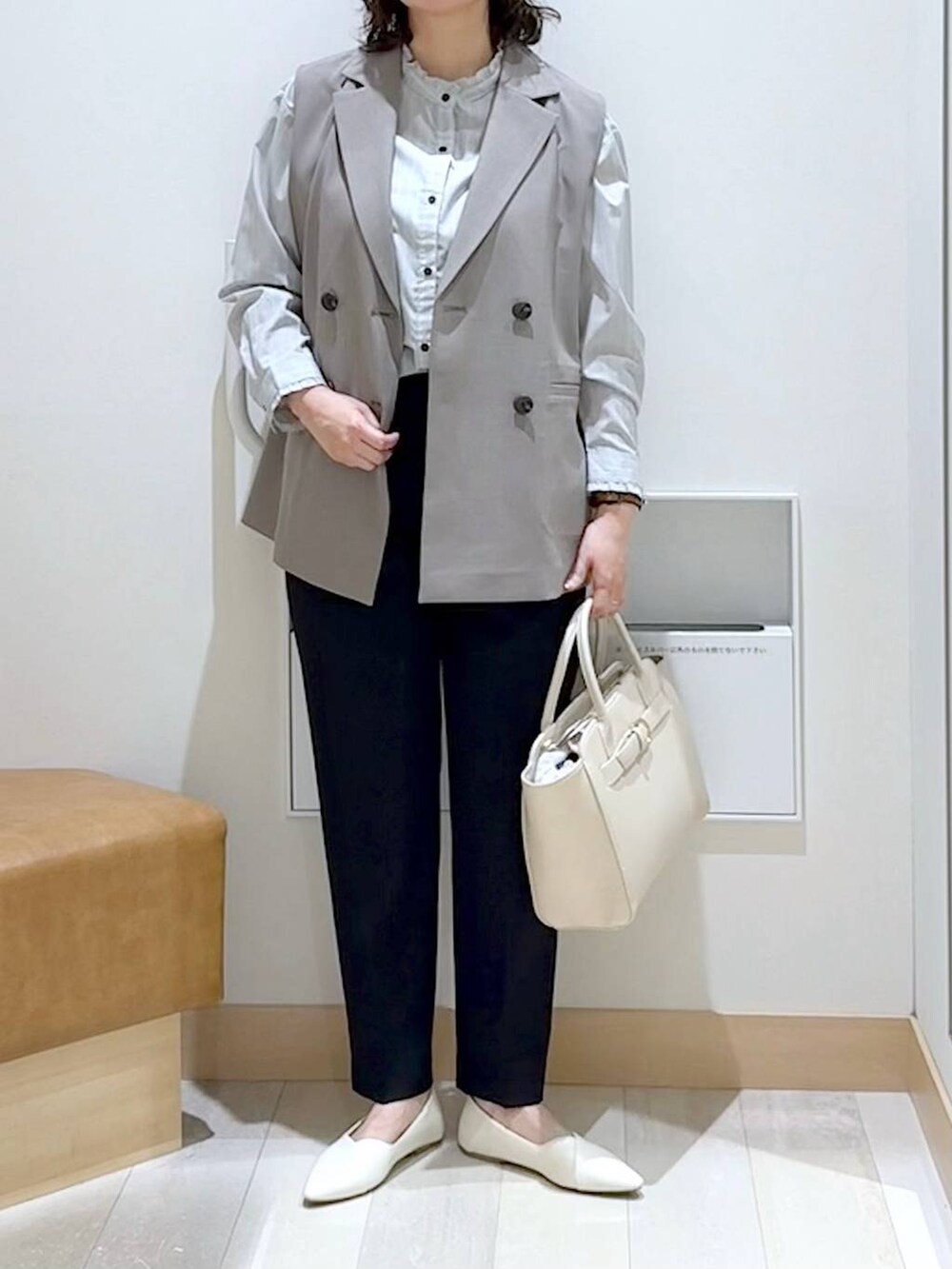 ブラック系のその他パンツ、ホワイト系のショルダーバッグ、ホワイト系のパンプスを着用したレディースの春コーディネートの5枚目の写真