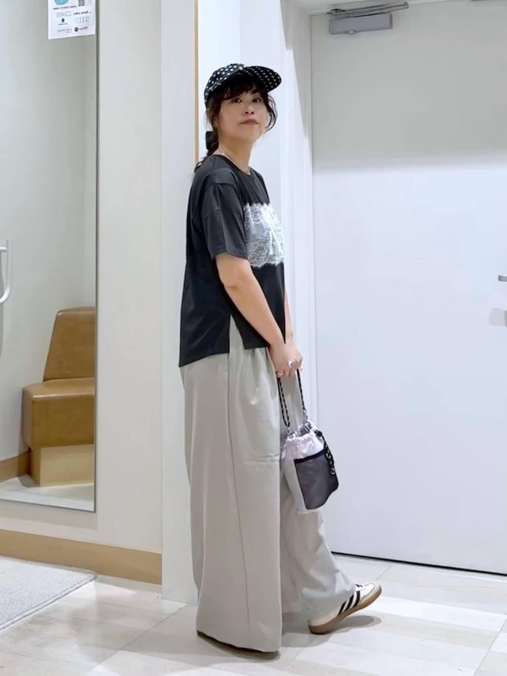 ベージュ系のその他パンツ、ピンク系のボディバッグ/ウエストポーチ、ブラック系のTシャツ/カットソーを着用したレディースの夏コーディネートの4枚目の写真