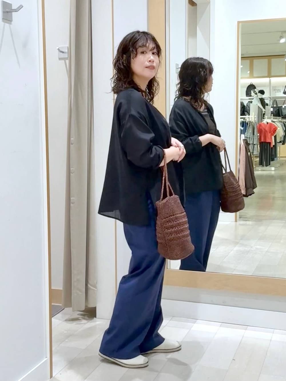 ブルー系のその他パンツ、グレー系のタンクトップ、ホワイト系のバレエシューズを着用したレディースの夏コーディネートの3枚目の写真