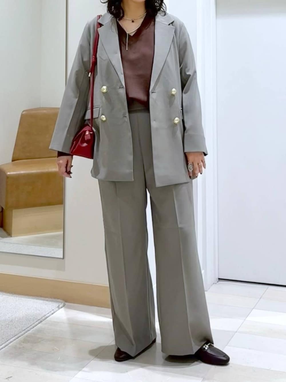 ブラウン系のローファー、ベージュ系のテーラードジャケット、ベージュ系のスラックスを着用したレディースの秋コーディネートの5枚目の写真