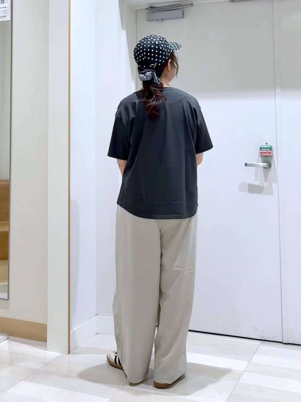ベージュ系のその他パンツ、ピンク系のボディバッグ/ウエストポーチ、ブラック系のTシャツ/カットソーを着用したレディースの夏コーディネートの5枚目の写真
