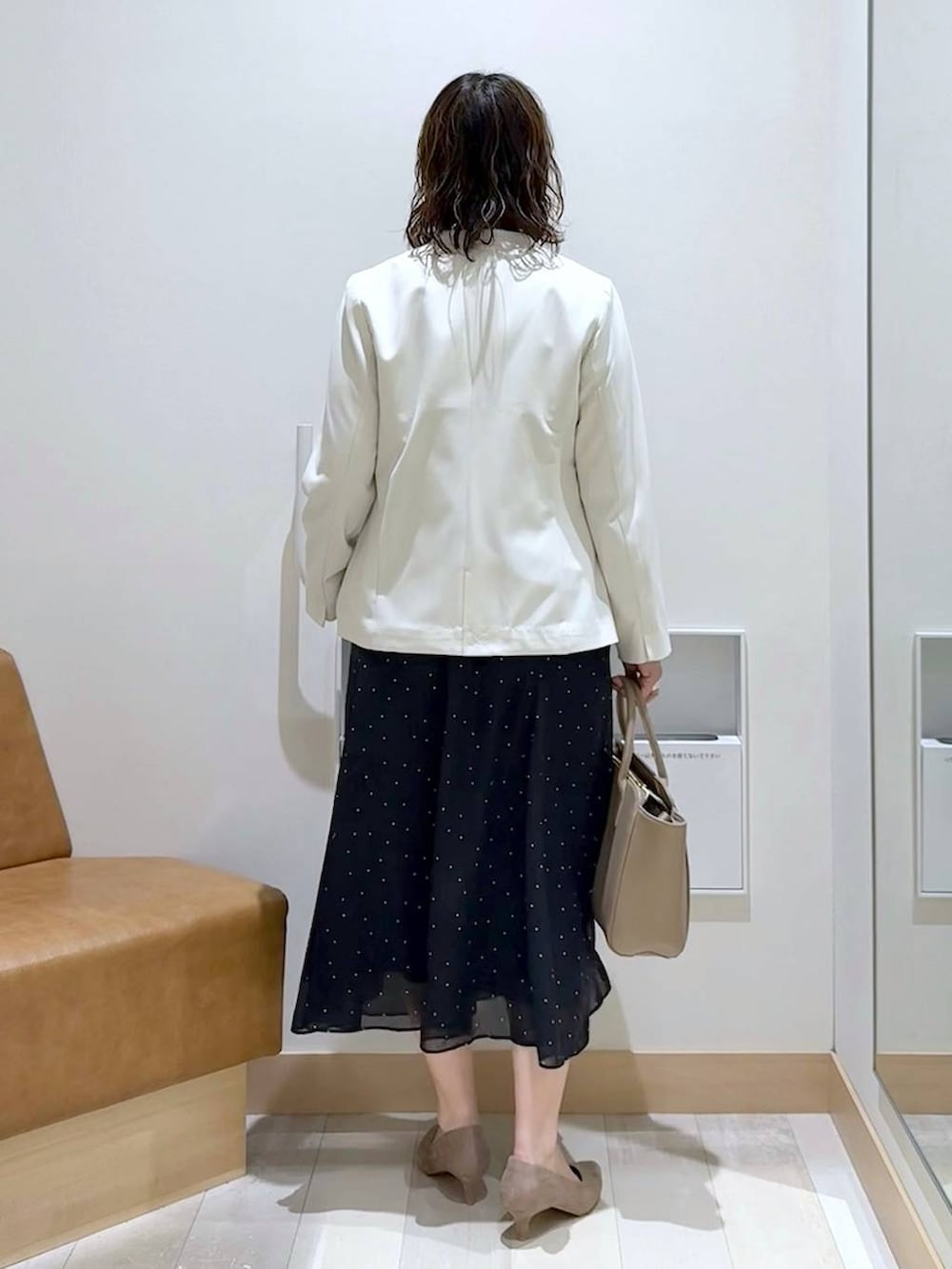 ホワイト系のノーカラージャケット、ホワイト系のシャツ/ブラウス、ベージュ系のパンプスを着用したレディースの春コーディネートの4枚目の写真