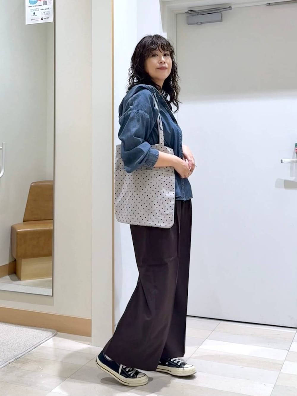 ブルー系のシャツ/ブラウス、ブラック系のボディバッグ/ウエストポーチ、ベージュ系のトートバッグを着用したレディースの秋コーディネートの4枚目の写真