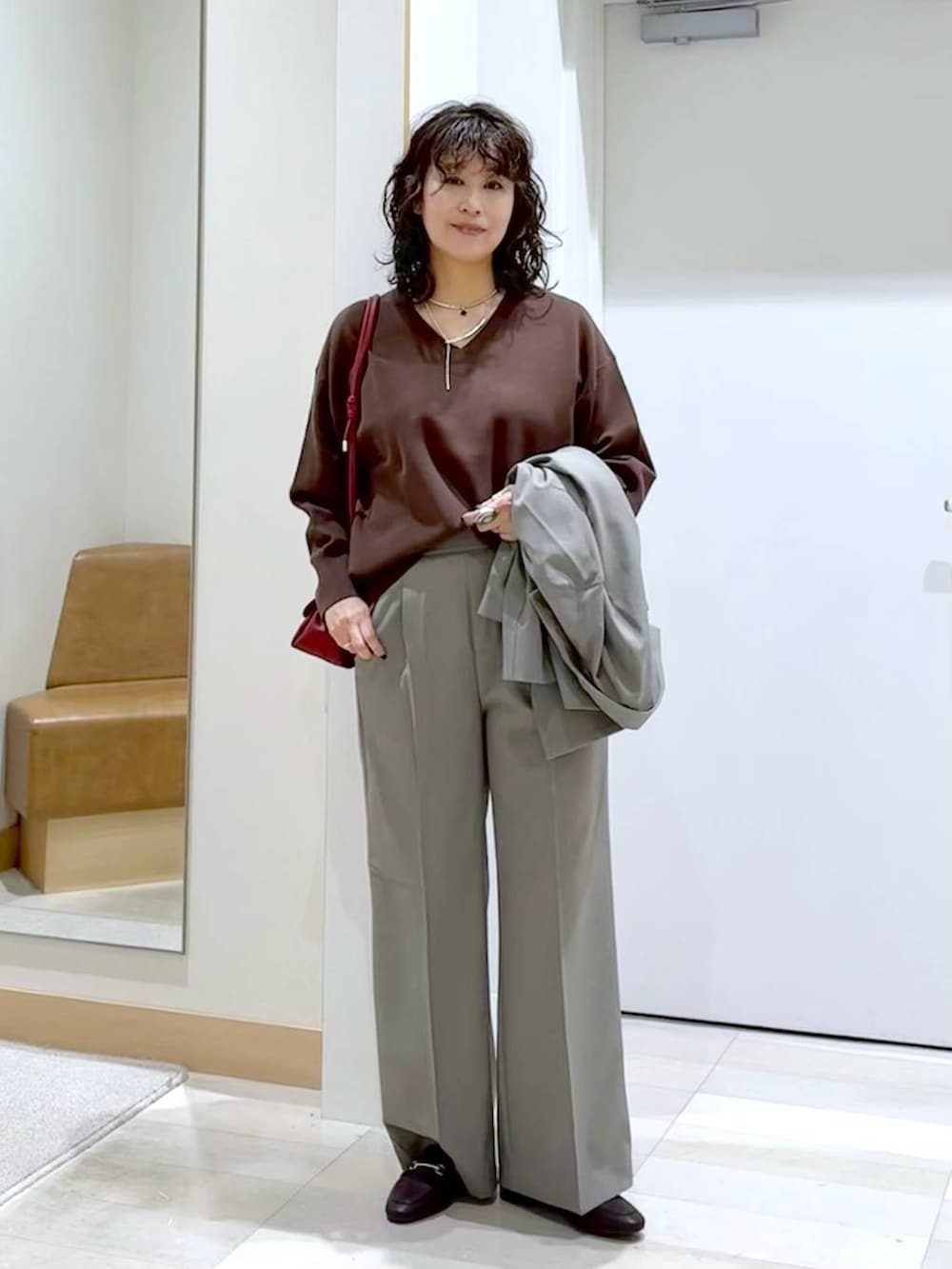 ブラウン系のローファー、ベージュ系のテーラードジャケット、ベージュ系のスラックスを着用したレディースの秋コーディネートの6枚目の写真