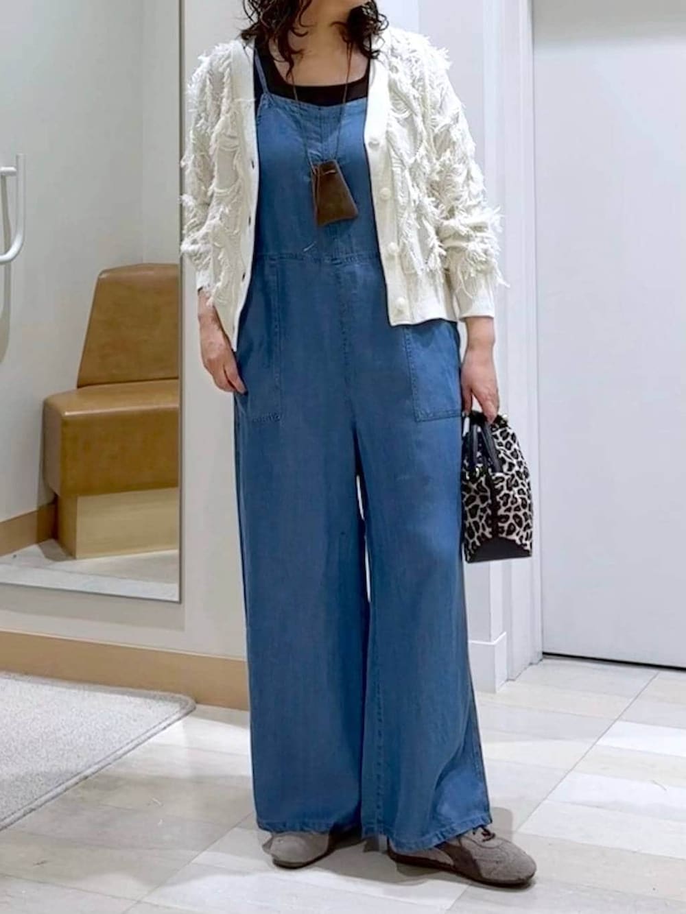 その他のショルダーバッグ、ブルー系のサロペット/オーバーオール、ブラウン系のネックレスを着用したレディースの春コーディネートの5枚目の写真