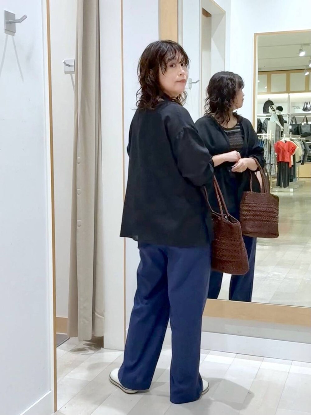 ブルー系のその他パンツ、グレー系のタンクトップ、ホワイト系のバレエシューズを着用したレディースの夏コーディネートの4枚目の写真