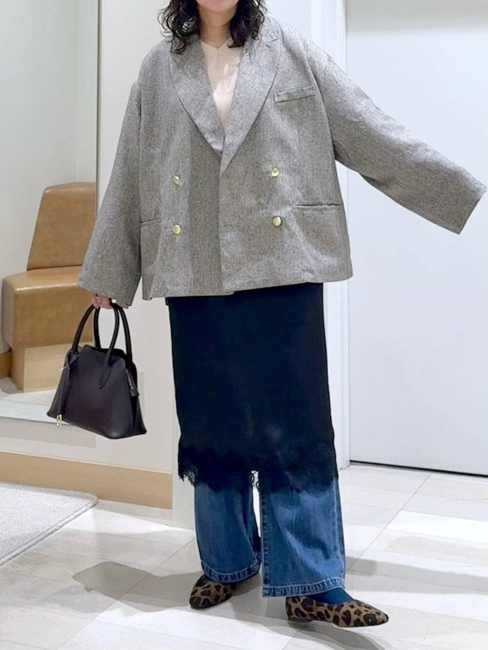 その他のパンプス、ブラウン系のショルダーバッグ、ブルー系のデニムパンツを着用したレディースの春コーディネートの5枚目の写真