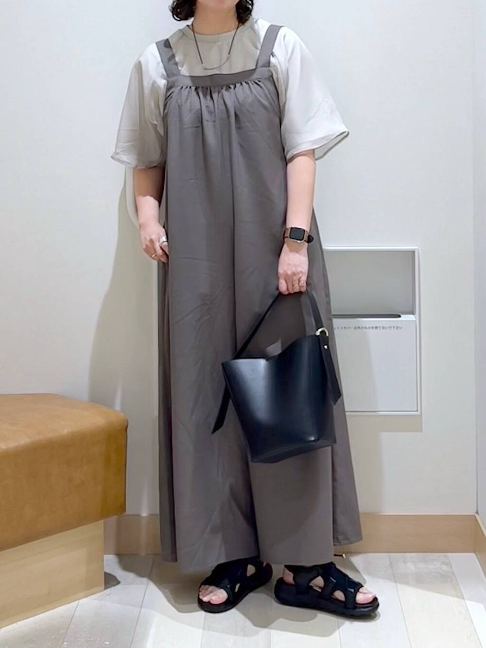 「キャップ、ネックレス、スニーカー、サロペット、カジュアル、着痩せ・細見え、差し色コーデ、GLOBAL WORK、ママコーデ、ベーシック/シンプル、夏コーデ、体型カバー、大人カジュアル、ゆったり、サンダル」｜「GLOBAL WORKのスペ軽5WAYショルダー/253022（ショルダーバッグ、ブラック系）」を使った、nonさん（レディース・166cm）の春コーディネートの4枚目の写真