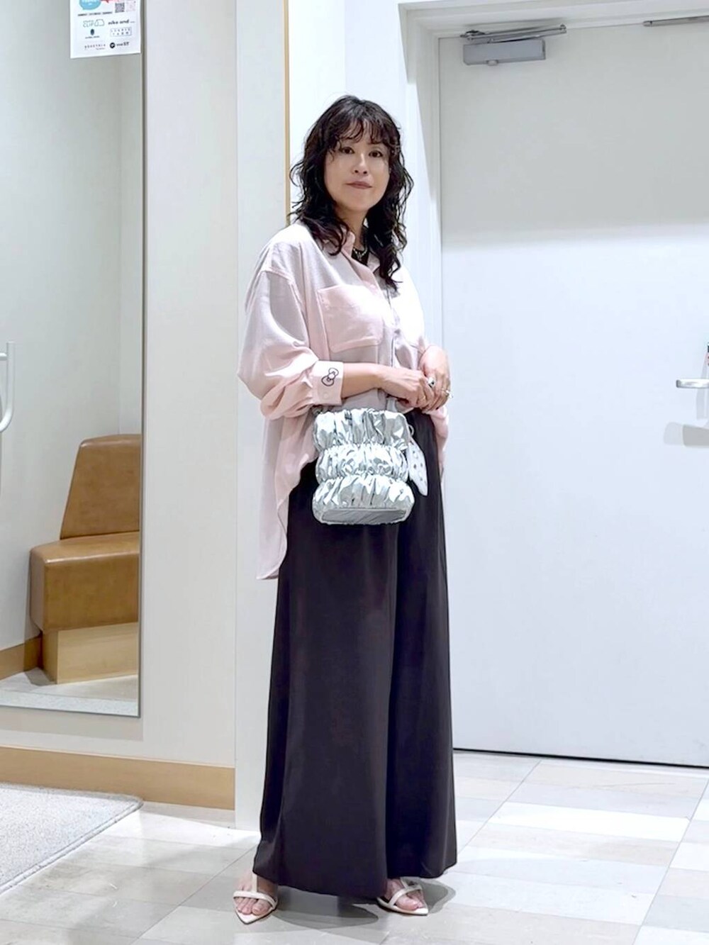 ブラウン系のその他パンツ、ブラウン系のTシャツ/カットソー、シルバー系のショルダーバッグを着用したレディースの夏コーディネートの2枚目の写真