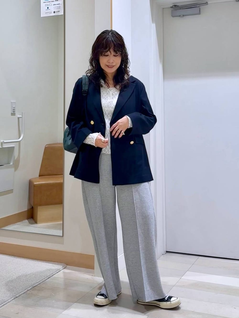 グリーン系のバックパック/リュック、ホワイト系のTシャツ/カットソー、ホワイト系のタンクトップを着用したレディースの秋コーディネートの2枚目の写真