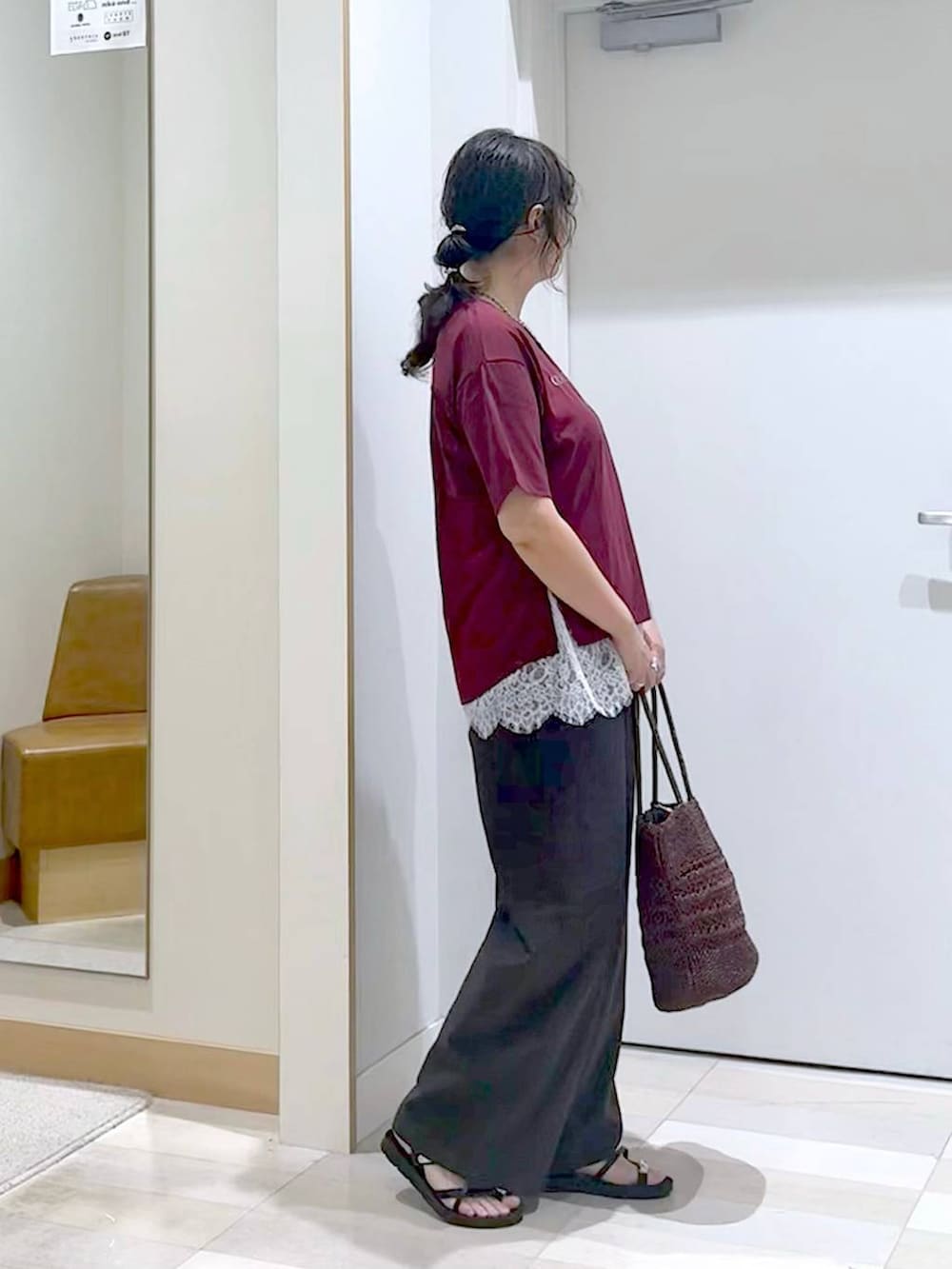 ブラウン系のその他パンツ、レッド系のTシャツ/カットソー、ブラウン系のクラッチバッグを着用したレディースの夏コーディネートの3枚目の写真