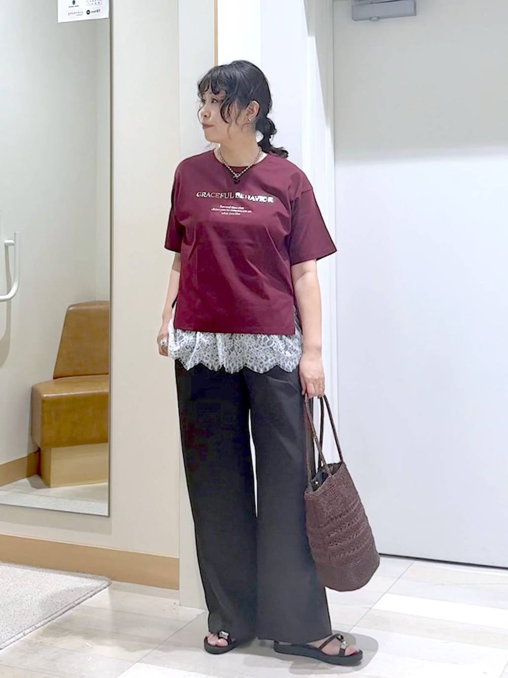 ブラウン系のその他パンツ、レッド系のTシャツ/カットソー、ブラウン系のクラッチバッグを着用したレディースの夏コーディネートの2枚目の写真