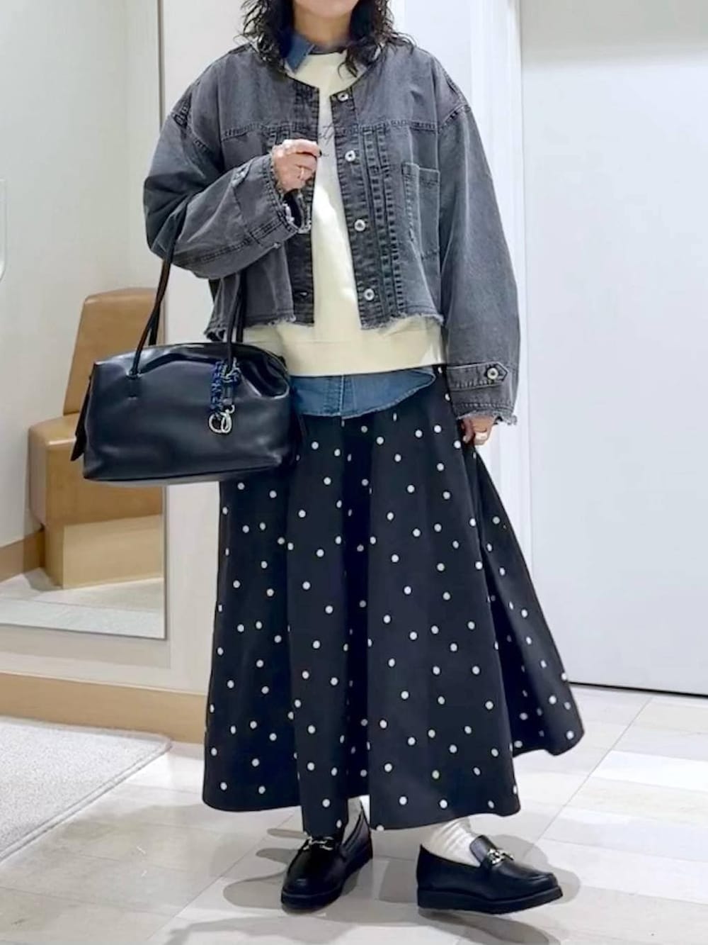 ブラック系のローファー、ブルー系のシャツ/ブラウス、その他のスカートを着用したレディースの春コーディネートの5枚目の写真