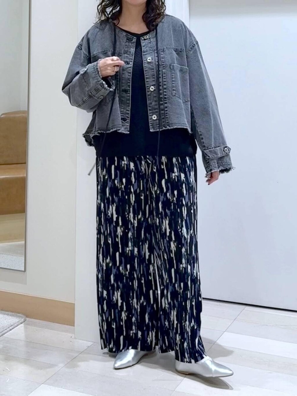 シルバー系のパンプス、ブラック系のタンクトップ、ブルー系のその他パンツを着用したレディースの春コーディネートの4枚目の写真