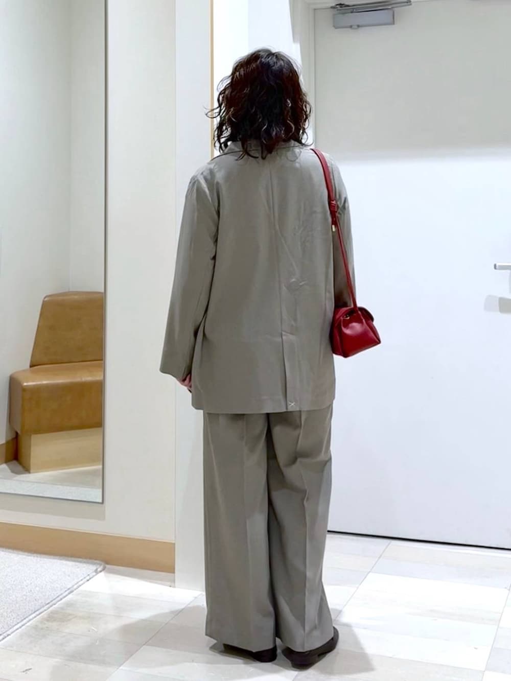 ブラウン系のローファー、ベージュ系のテーラードジャケット、ベージュ系のスラックスを着用したレディースの秋コーディネートの4枚目の写真