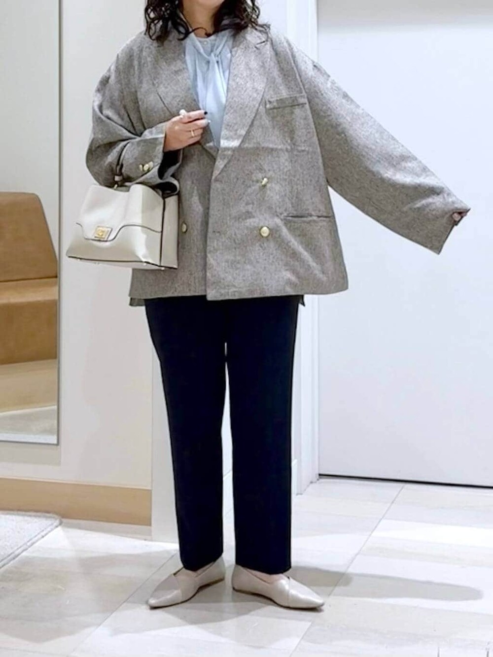 ホワイト系のパンプス、ブルー系のスラックス、ブルー系のシャツ/ブラウスを着用したレディースの春コーディネートの5枚目の写真