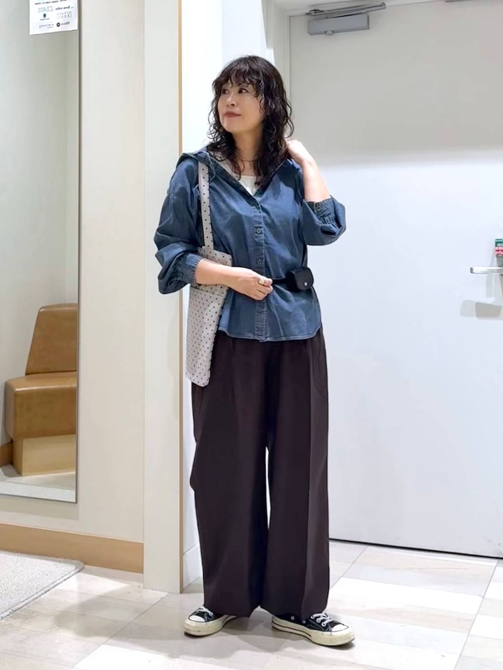 ブルー系のシャツ/ブラウス、ブラック系のボディバッグ/ウエストポーチ、ベージュ系のトートバッグを着用したレディースの秋コーディネートの2枚目の写真