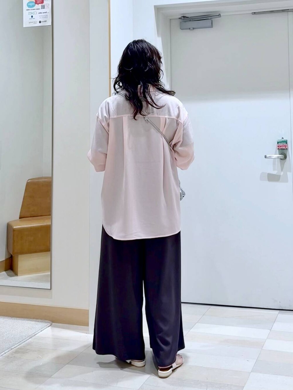 ブラウン系のその他パンツ、ブラウン系のTシャツ/カットソー、シルバー系のショルダーバッグを着用したレディースの夏コーディネートの4枚目の写真