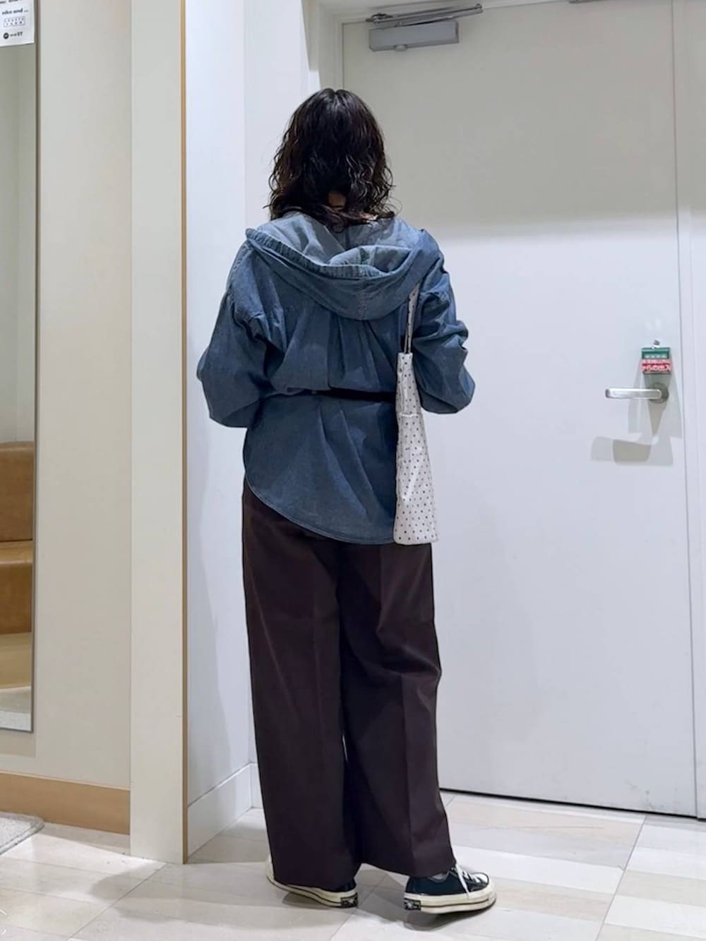 ブルー系のシャツ/ブラウス、ブラック系のボディバッグ/ウエストポーチ、ベージュ系のトートバッグを着用したレディースの秋コーディネートの5枚目の写真