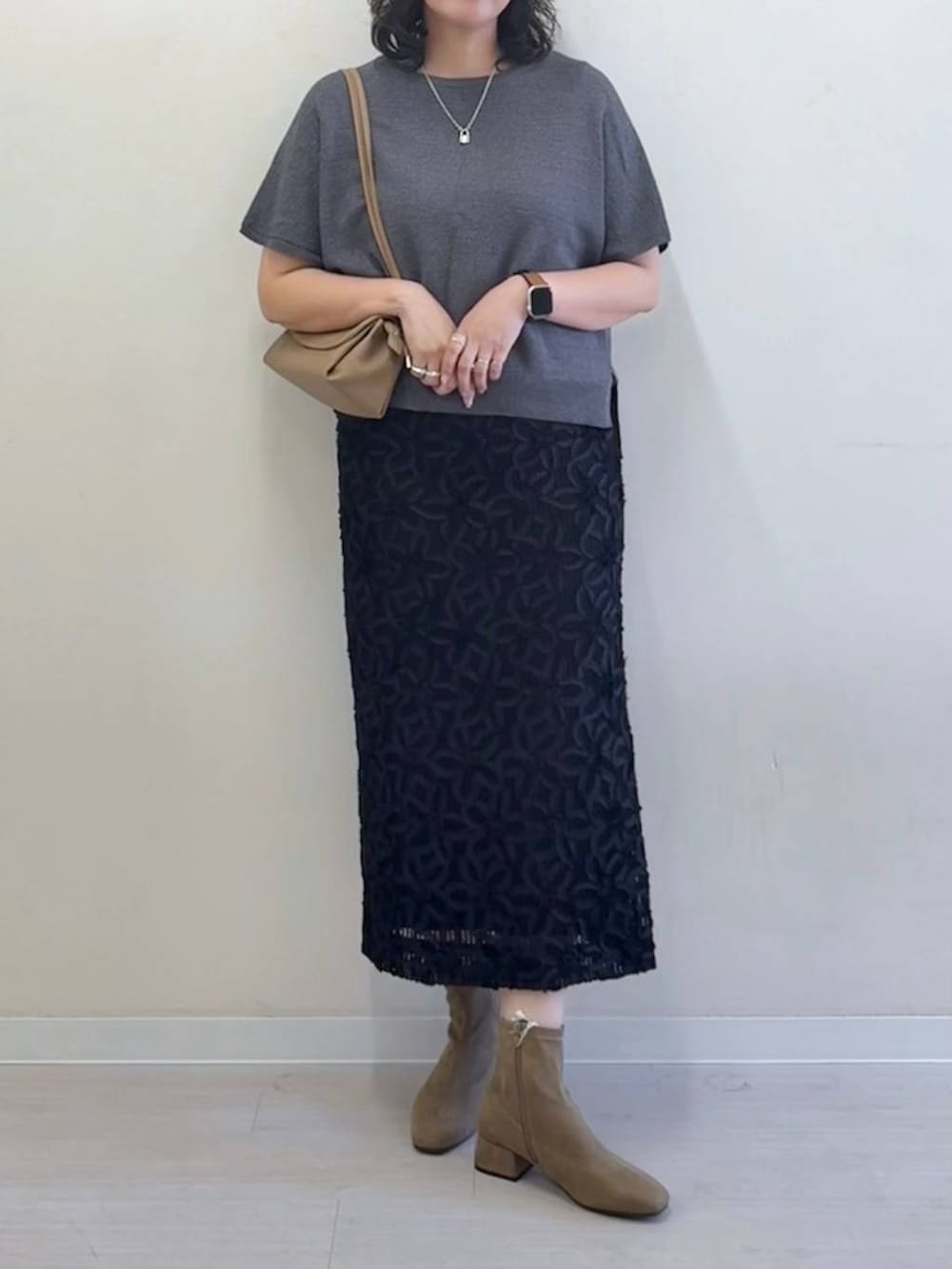 「着痩せ・細見え、GLOBAL WORK、ママコーデ、ベーシック/シンプル、きれいめカジュアル、大人カジュアル、スカート、ブーツ、ショルダーバッグ、WEB限定」｜「GLOBAL WORKのスッキレイさらさらドルマン/288068（ニット/セーター、グレー系）」を使った、nonさん（レディース・166cm）の夏コーディネートの5枚目の写真