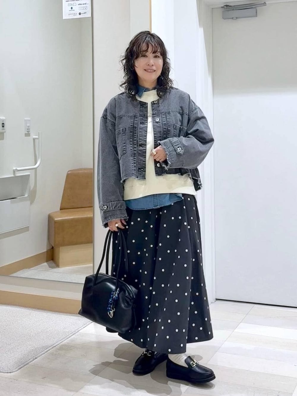 ブラック系のローファー、ブルー系のシャツ/ブラウス、その他のスカートを着用したレディースの春コーディネートの2枚目の写真