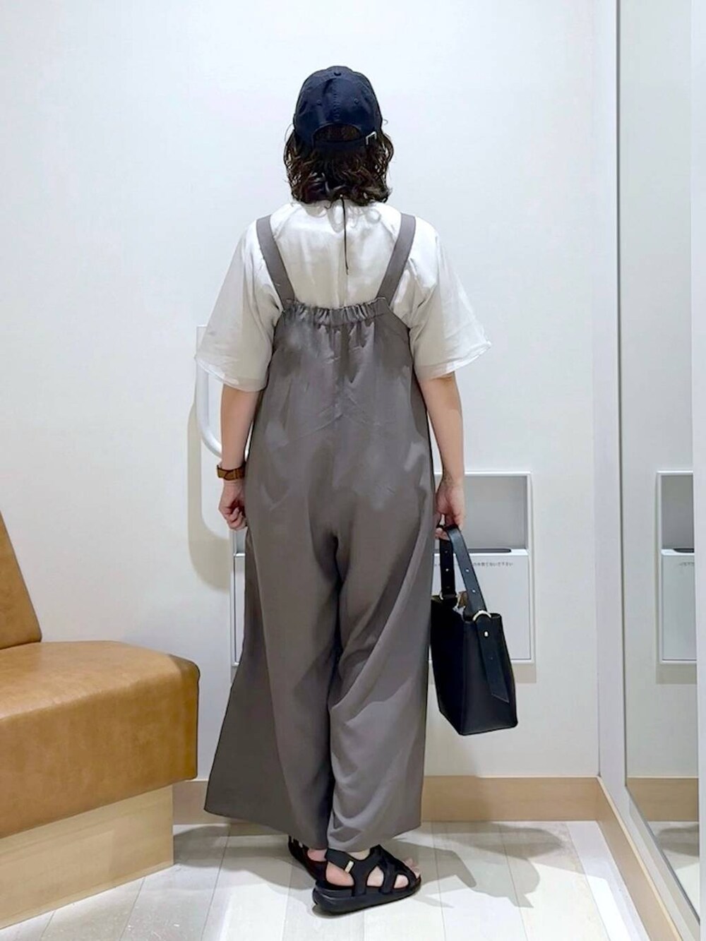 「キャップ、ネックレス、スニーカー、サロペット、カジュアル、着痩せ・細見え、差し色コーデ、GLOBAL WORK、ママコーデ、ベーシック/シンプル、夏コーデ、体型カバー、大人カジュアル、ゆったり、サンダル」｜「GLOBAL WORKのスペ軽5WAYショルダー/253022（ショルダーバッグ、ブラック系）」を使った、nonさん（レディース・166cm）の春コーディネートの3枚目の写真