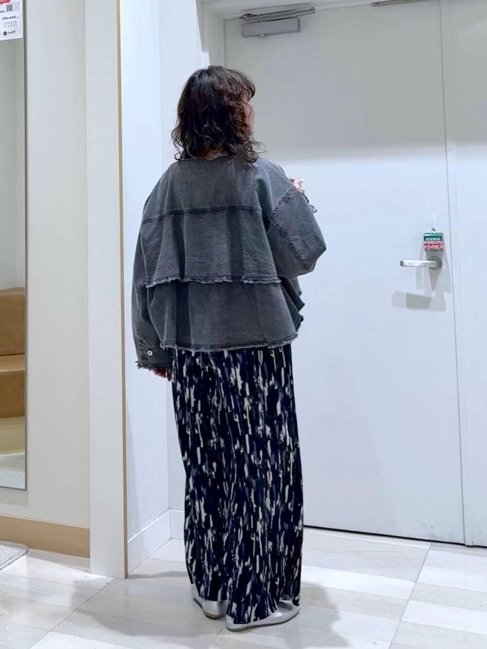 シルバー系のパンプス、ブラック系のタンクトップ、ブルー系のその他パンツを着用したレディースの春コーディネートの3枚目の写真