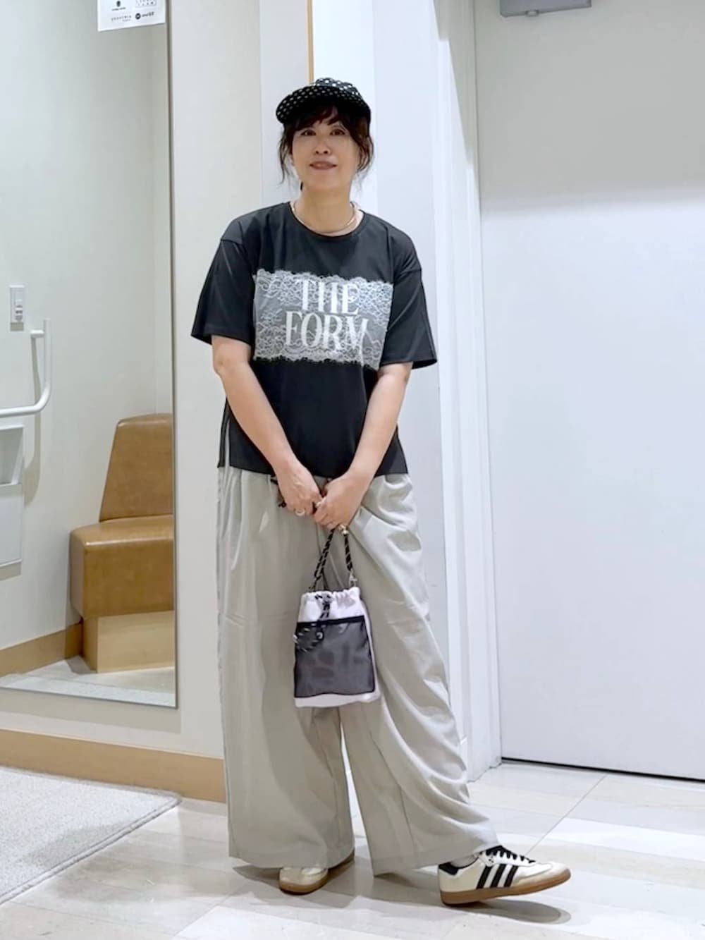 ベージュ系のその他パンツ、ピンク系のボディバッグ/ウエストポーチ、ブラック系のTシャツ/カットソーを着用したレディースの夏コーディネートの3枚目の写真