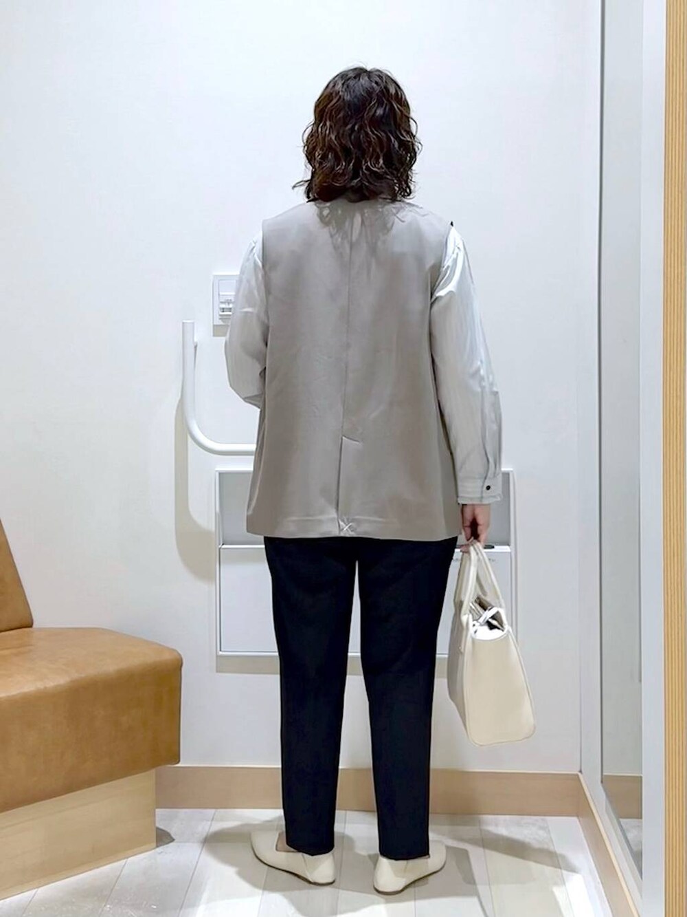 ブラック系のその他パンツ、ホワイト系のショルダーバッグ、ホワイト系のパンプスを着用したレディースの春コーディネートの4枚目の写真