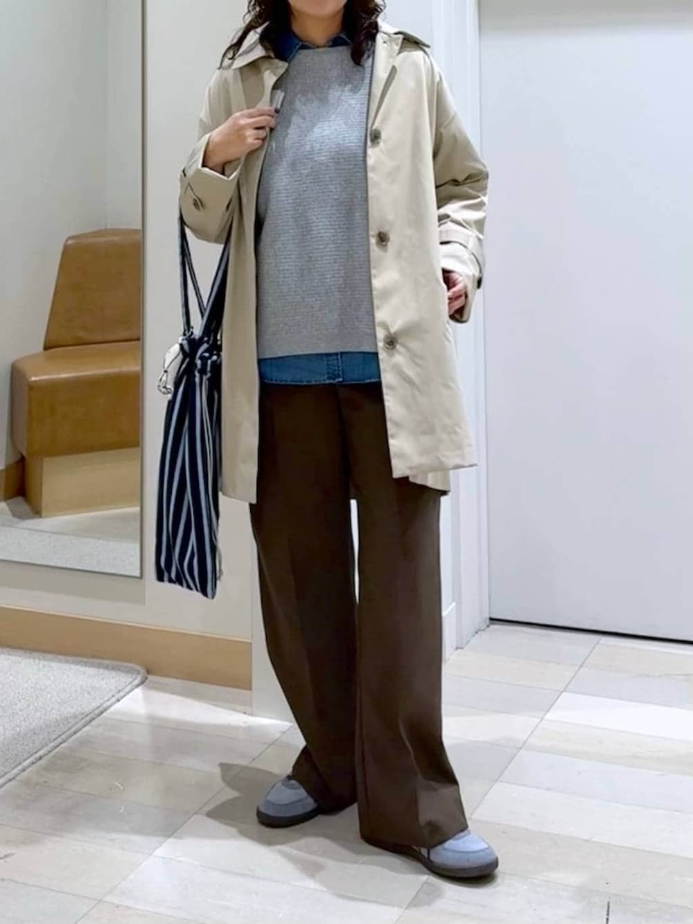 ブルー系のシャツ/ブラウス、ブラウン系のその他パンツ、グレー系のニット/セーターを着用したレディースの春コーディネートの5枚目の写真