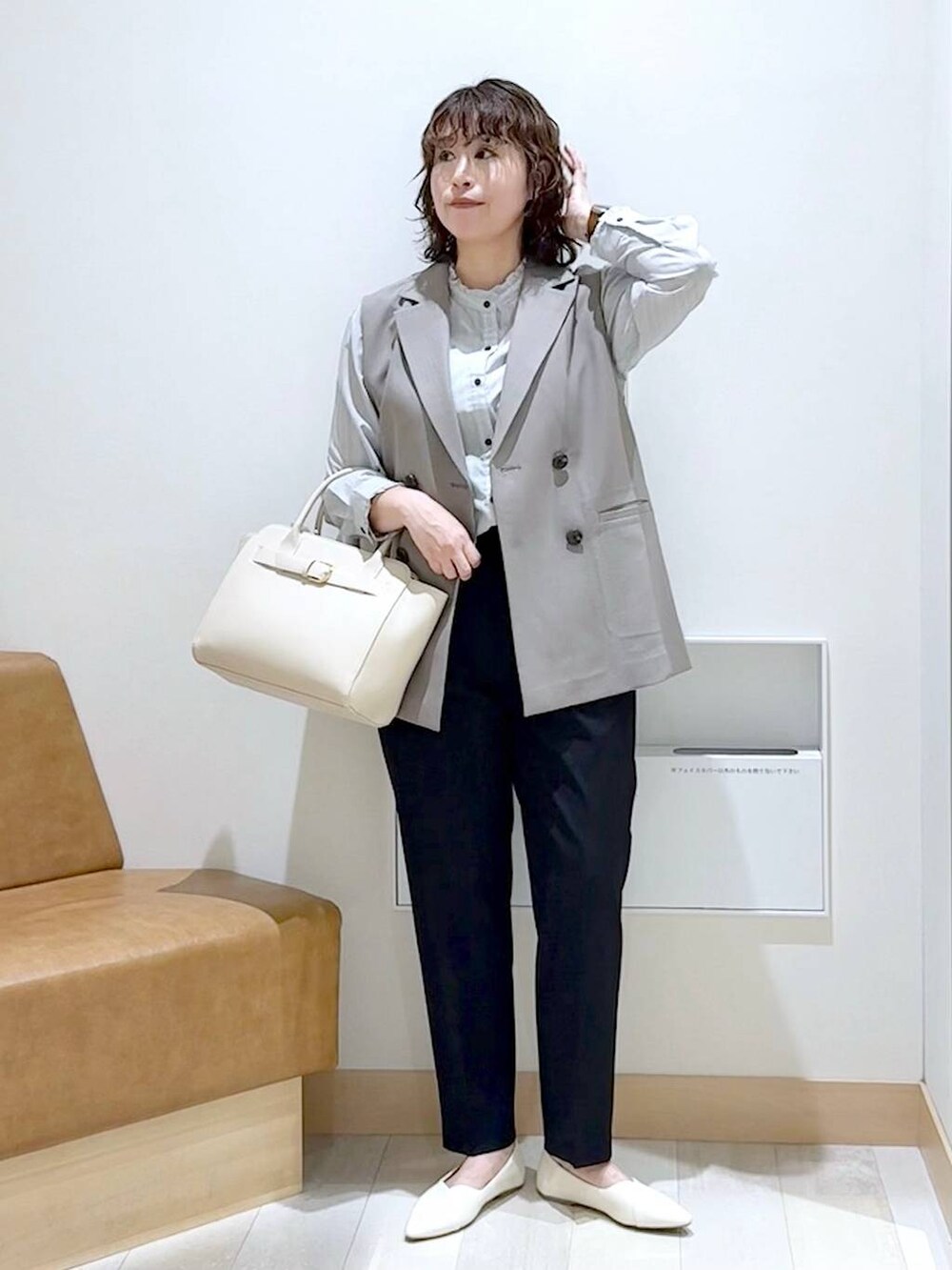 ブラック系のその他パンツ、ホワイト系のショルダーバッグ、ホワイト系のパンプスを着用したレディースの春コーディネートの2枚目の写真