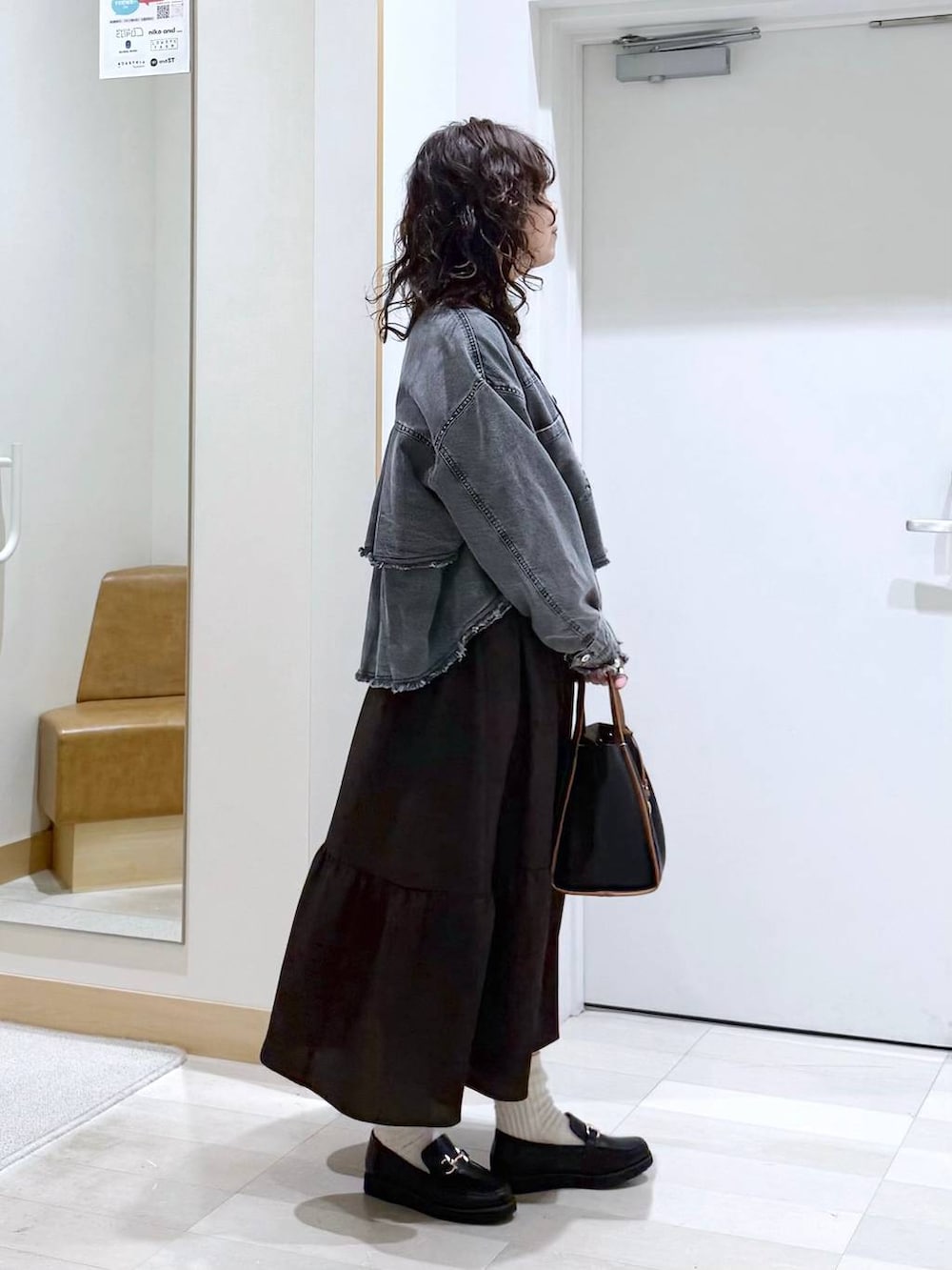 ブラック系のローファー、ブラック系のトートバッグ、ブラウン系のワンピースを着用したレディースの春コーディネートの3枚目の写真