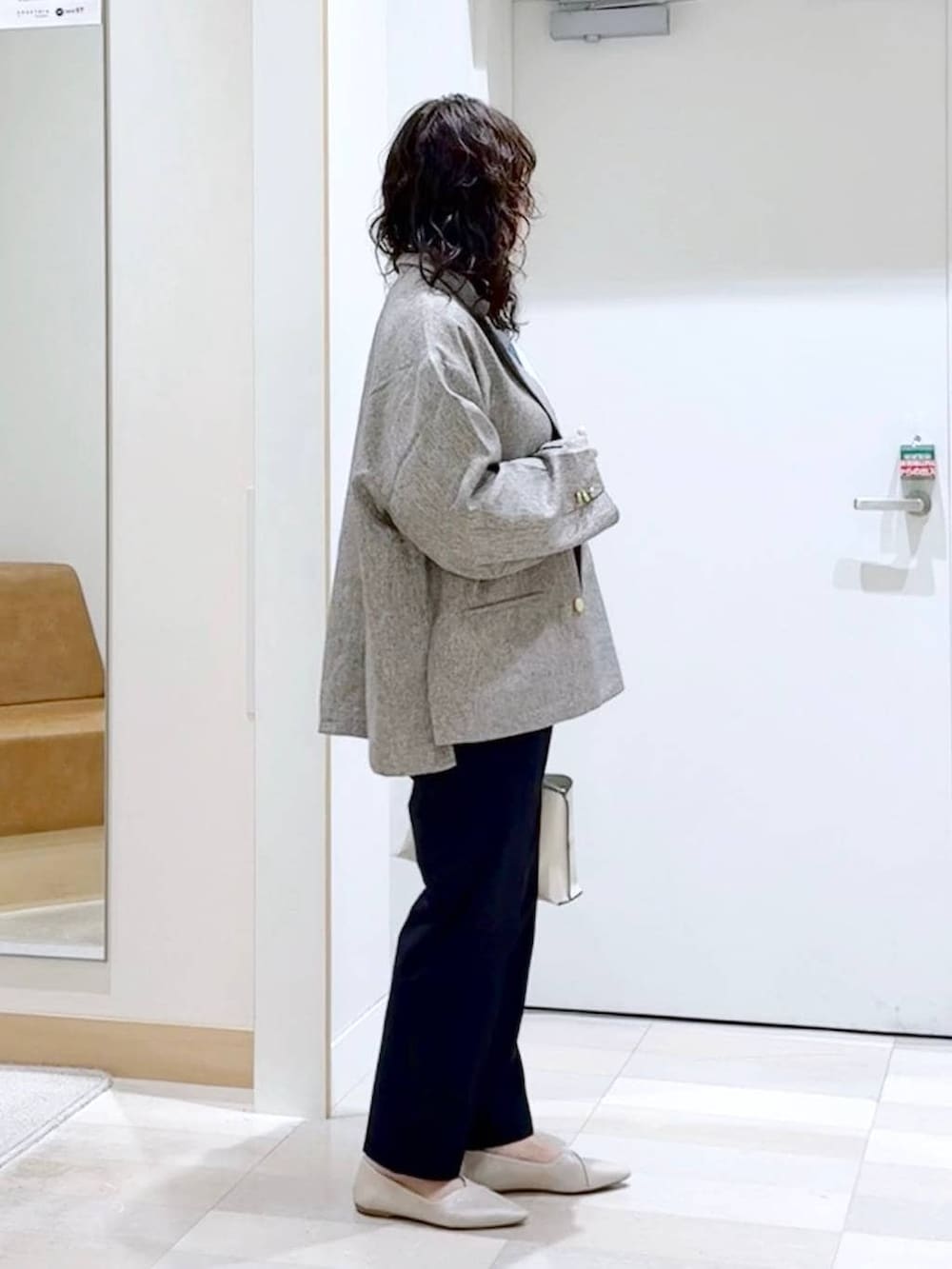 ホワイト系のパンプス、ブルー系のスラックス、ブルー系のシャツ/ブラウスを着用したレディースの春コーディネートの3枚目の写真