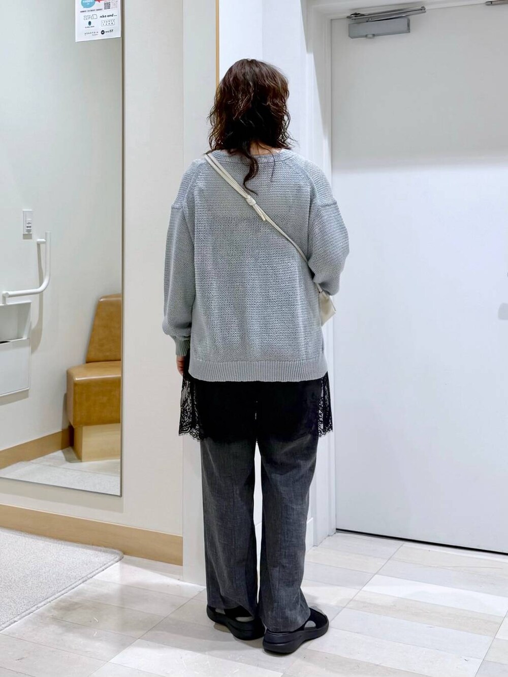 ベージュ系のショルダーバッグ、グレー系のその他パンツ、ブルー系のカーディガン/ボレロを着用したレディースの春コーディネートの4枚目の写真