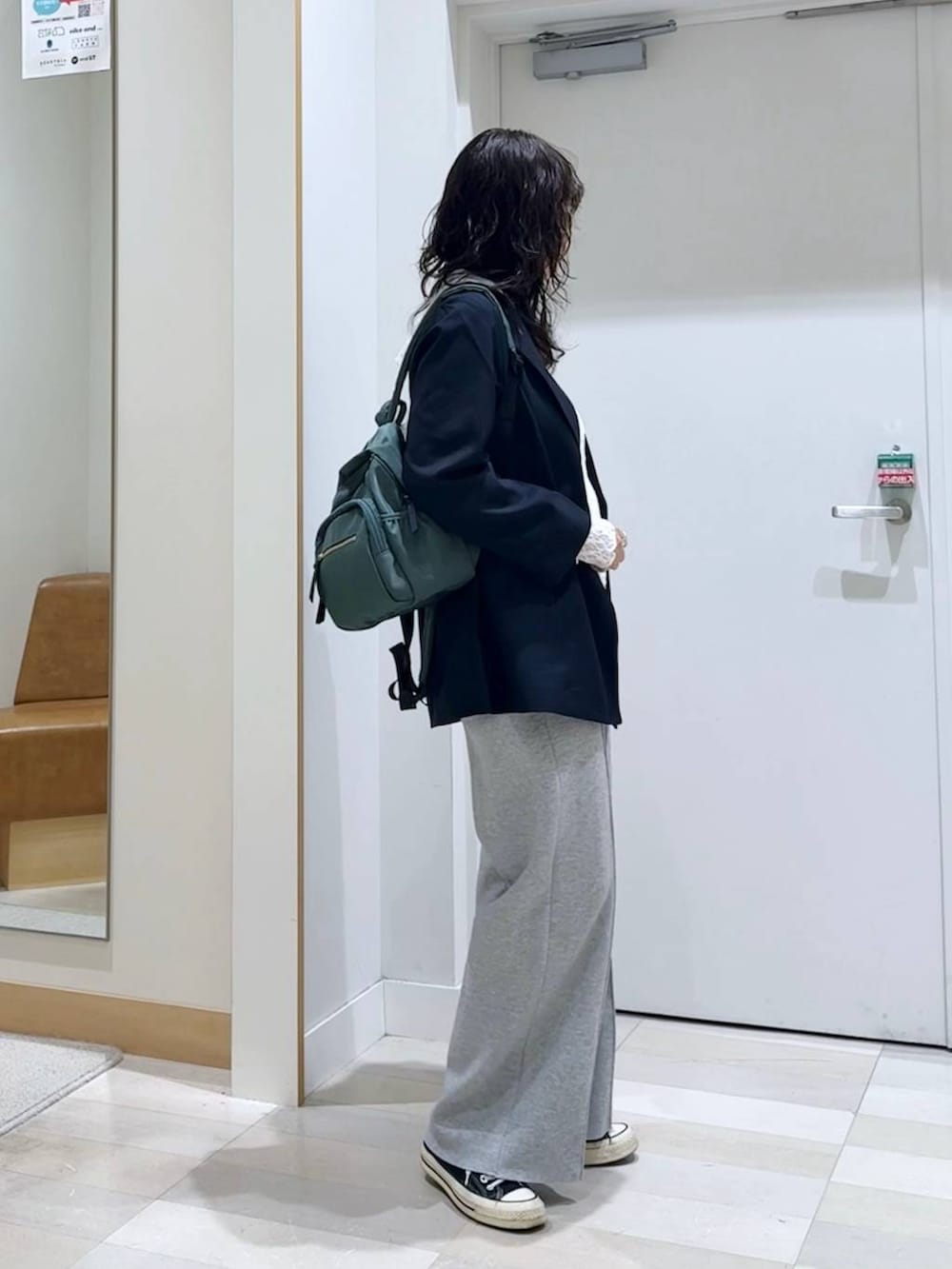 グリーン系のバックパック/リュック、ホワイト系のTシャツ/カットソー、ホワイト系のタンクトップを着用したレディースの秋コーディネートの3枚目の写真