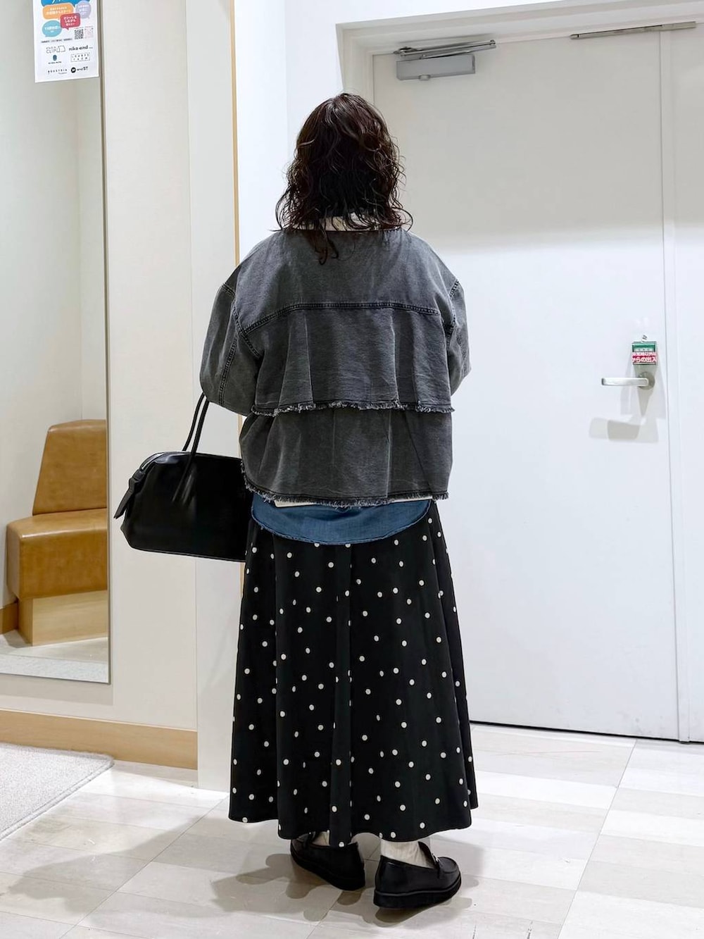 ブラック系のローファー、ブルー系のシャツ/ブラウス、その他のスカートを着用したレディースの春コーディネートの4枚目の写真