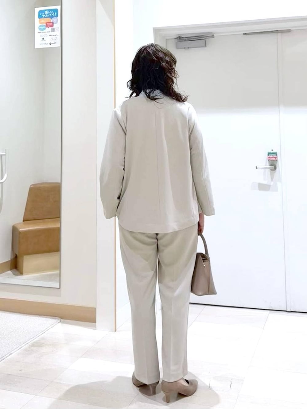 ベージュ系のショルダーバッグ、ベージュ系のパンプス、ブルー系のシャツ/ブラウスを着用したレディースの春コーディネートの4枚目の写真