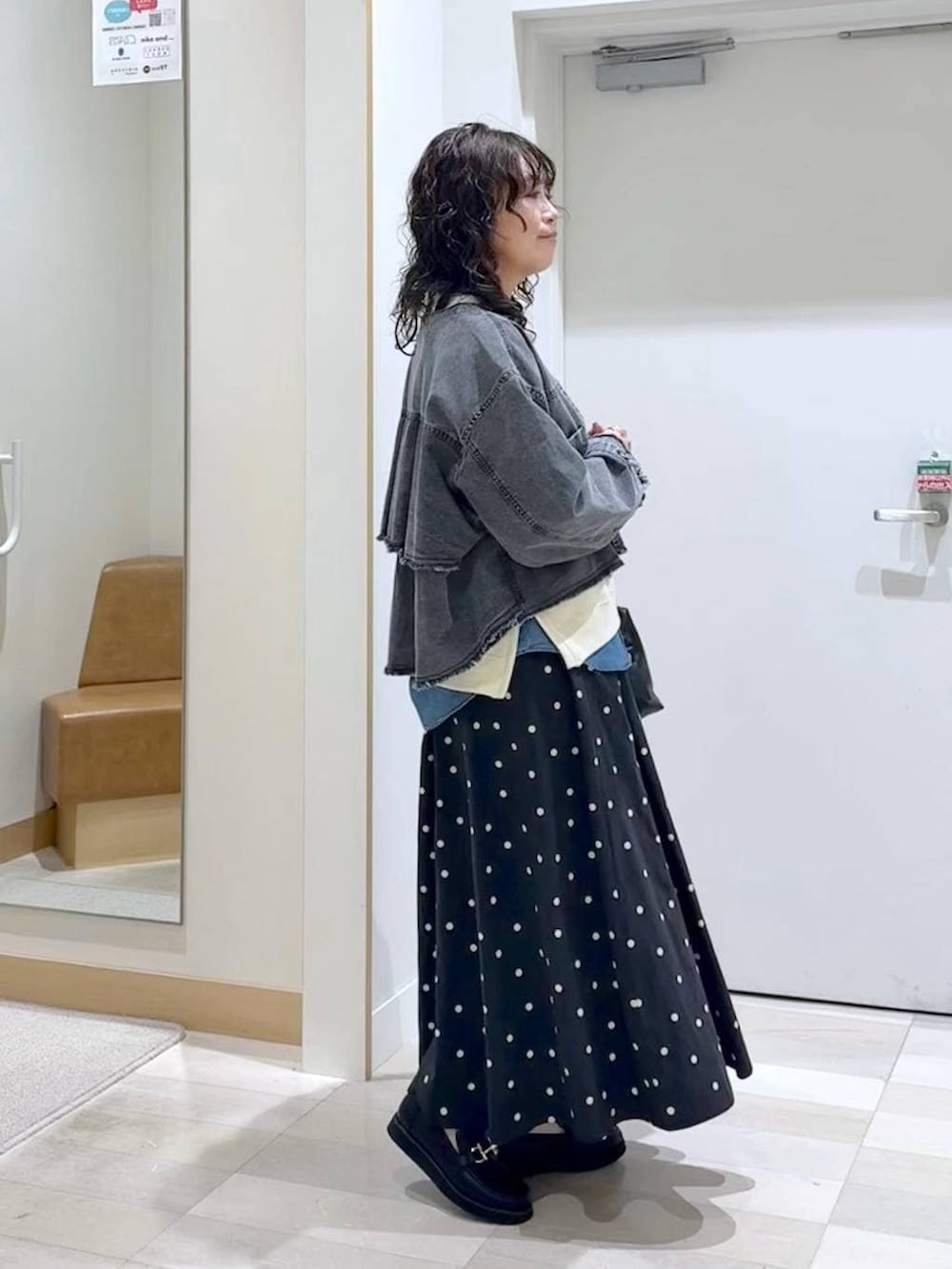 ブラック系のローファー、ブルー系のシャツ/ブラウス、その他のスカートを着用したレディースの春コーディネートの3枚目の写真