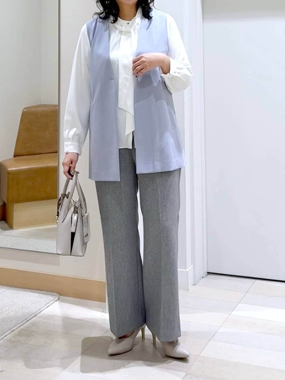 ホワイト系のショルダーバッグ、ホワイト系のパンプス、ホワイト系のシャツ/ブラウスを着用したレディースの春コーディネートの4枚目の写真