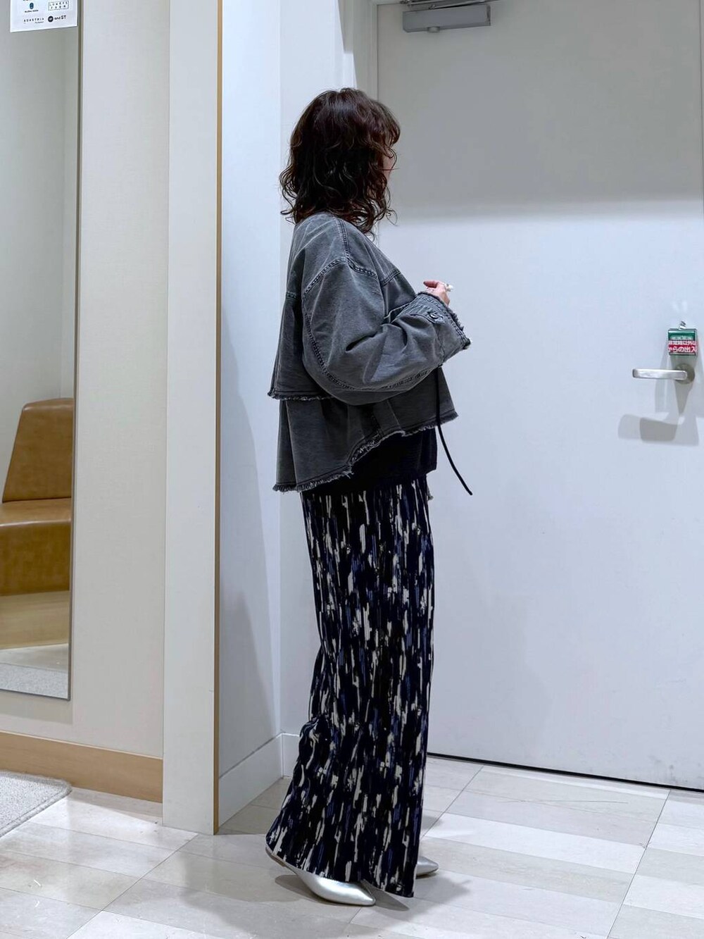 シルバー系のパンプス、ブラック系のタンクトップ、ブルー系のその他パンツを着用したレディースの春コーディネートの2枚目の写真