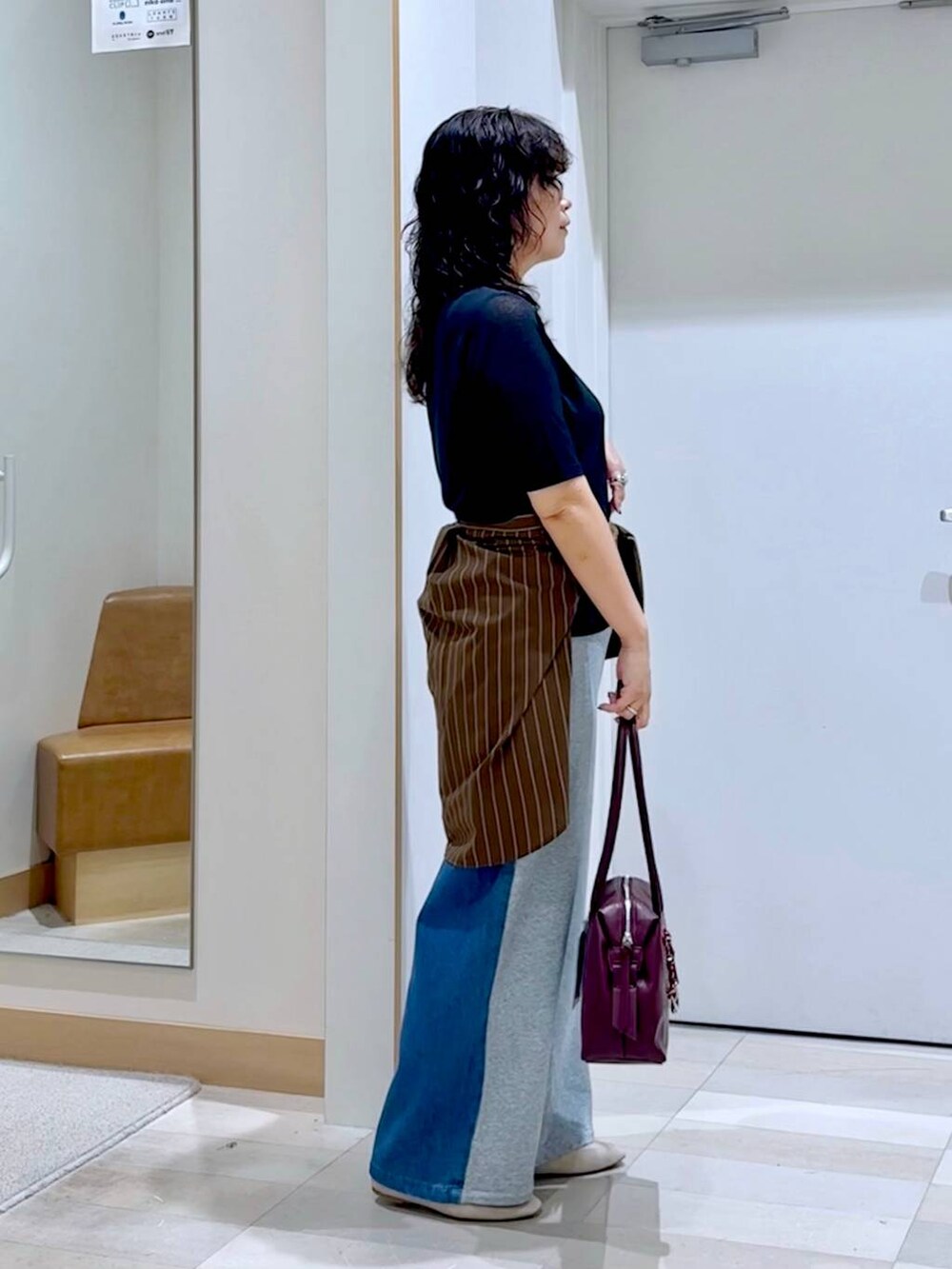 グレー系のスウェットパンツ、ホワイト系のその他シューズ、レッド系のボストンバッグを着用したレディースの夏コーディネートの3枚目の写真